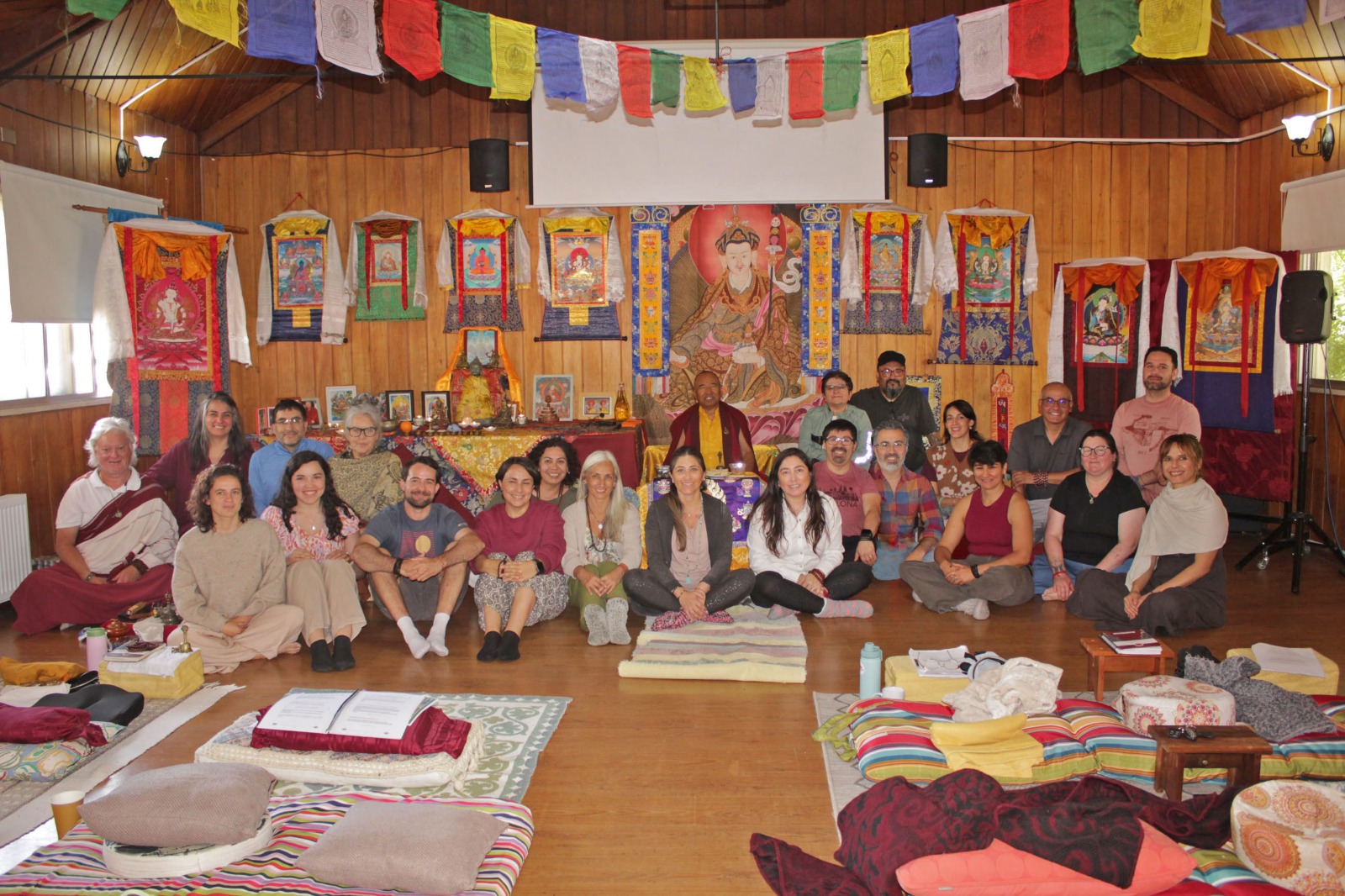 Grupo de practicantes reunidos junto al maestro en la sala principal